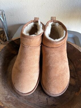 UGG Chestnut Tan Shearling-Lined Boot